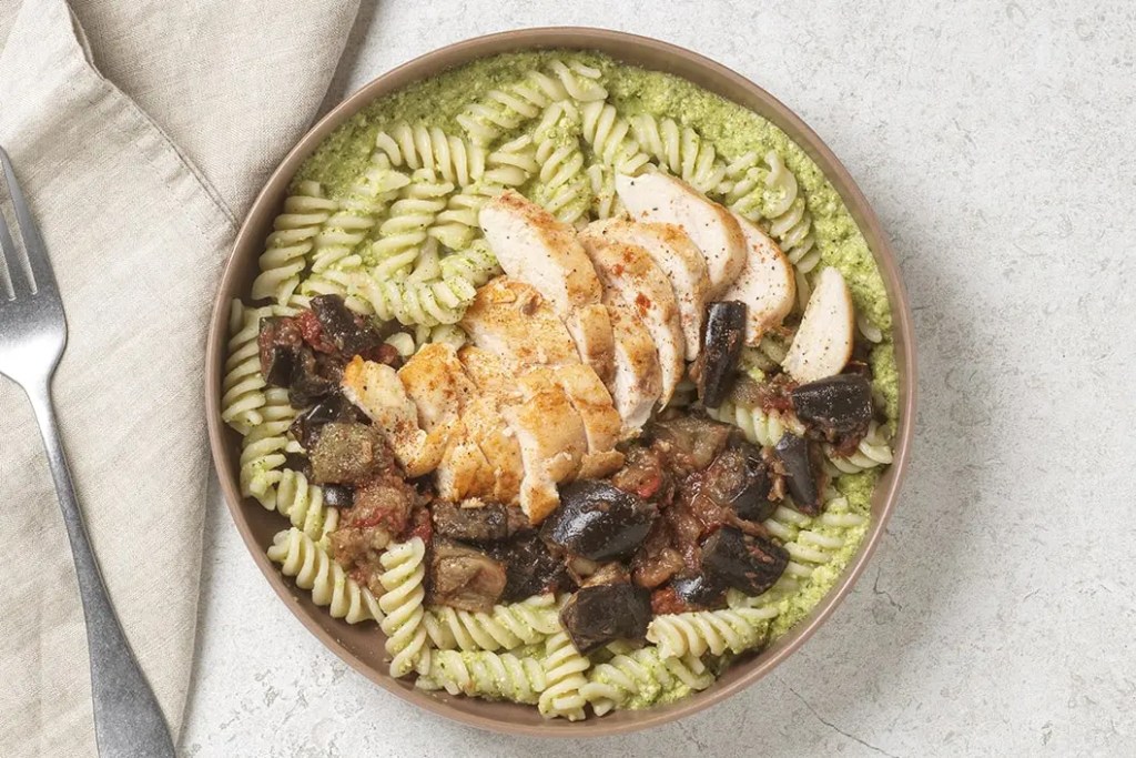 Plat Seazon poulet fusili aubergines confites pesto cajou courgette