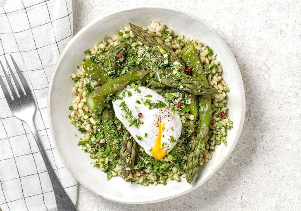 Asperges, orge bio, oeuf poché & vinaigrette aux herbes